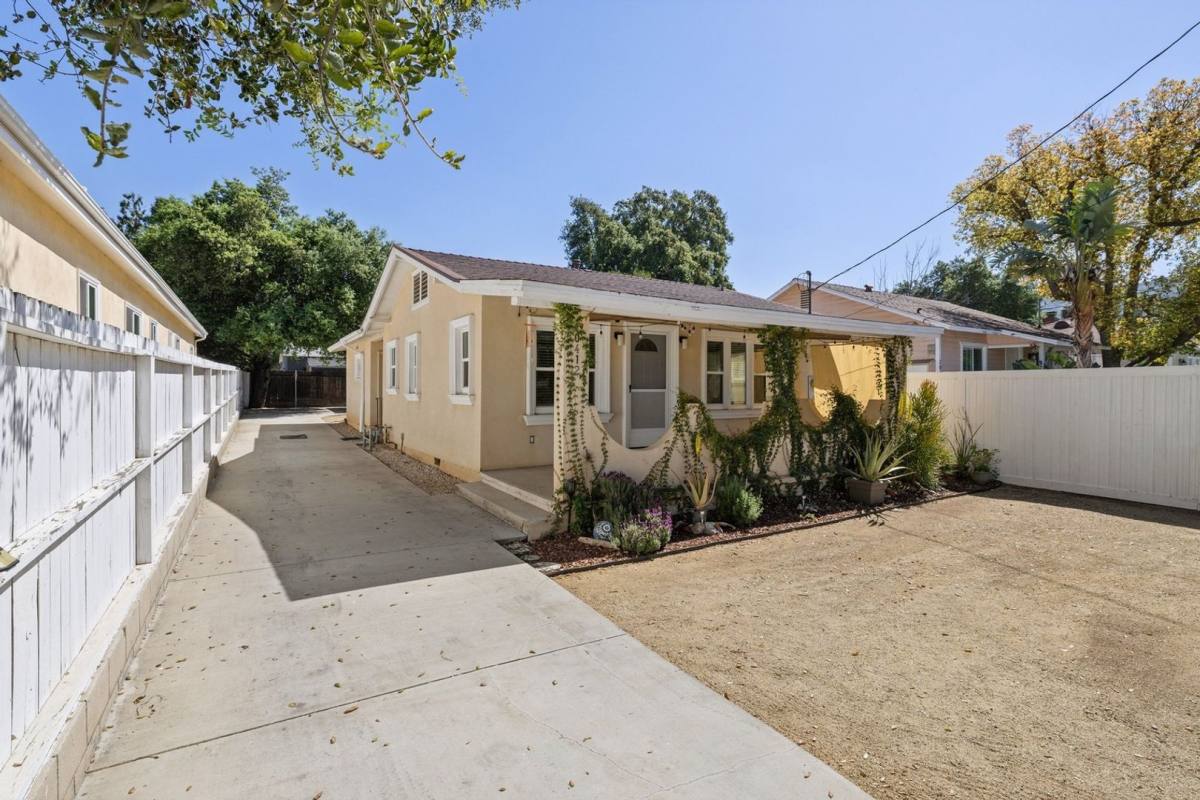 House for rent at 10412 Eldora Ave, Sunland, CA 91040