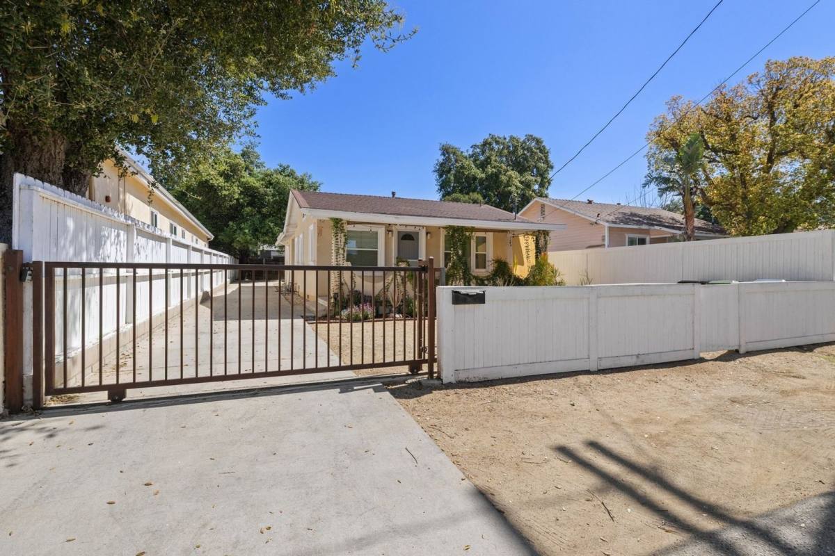 House for rent at 10412 Eldora Ave, Sunland, CA 91040