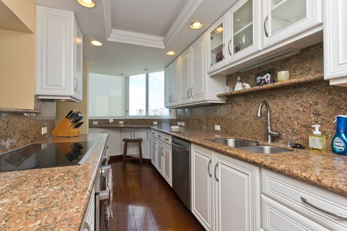Apartment for rent at 3065 Kalakaua Ave, Honolulu, HI 96815