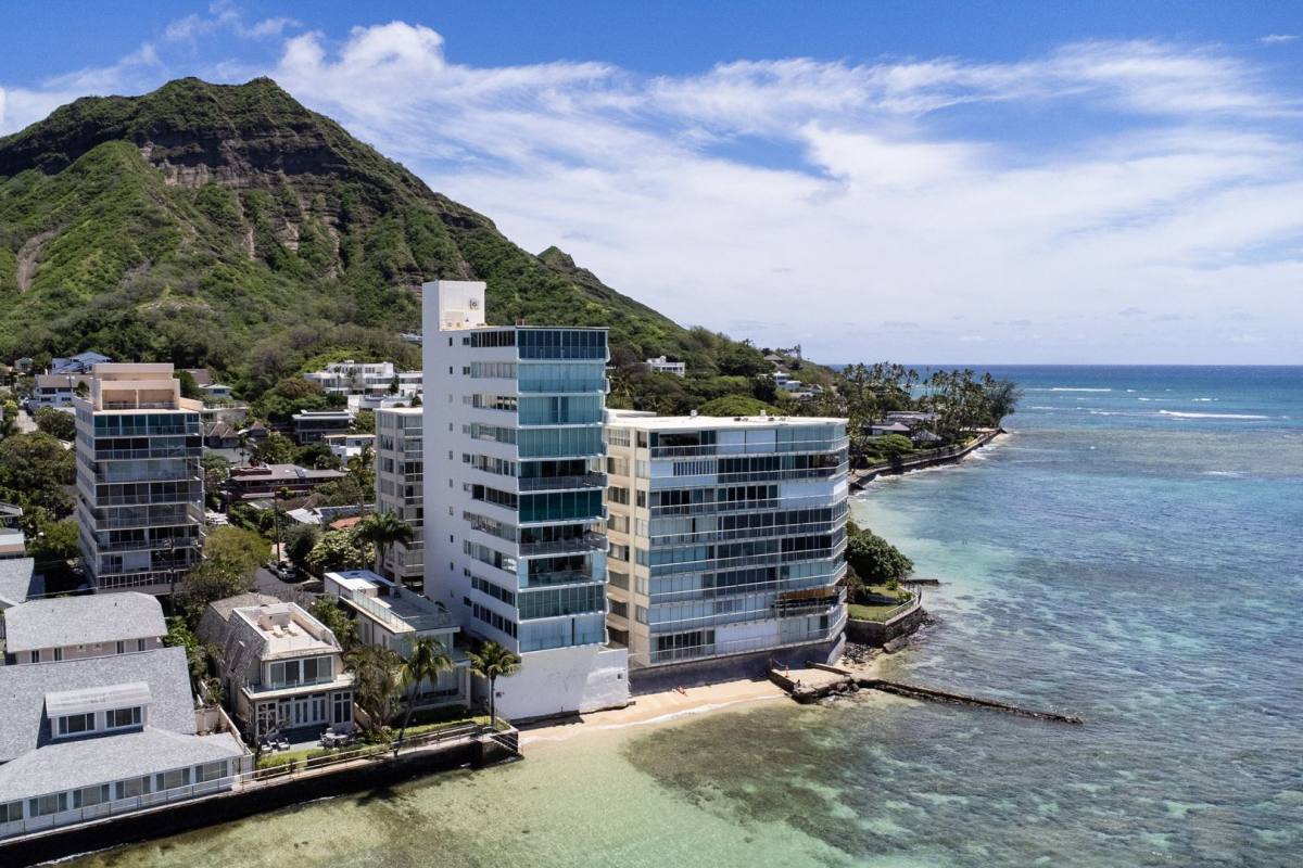 Apartment for rent at 3065 Kalakaua Ave, Honolulu, HI 96815