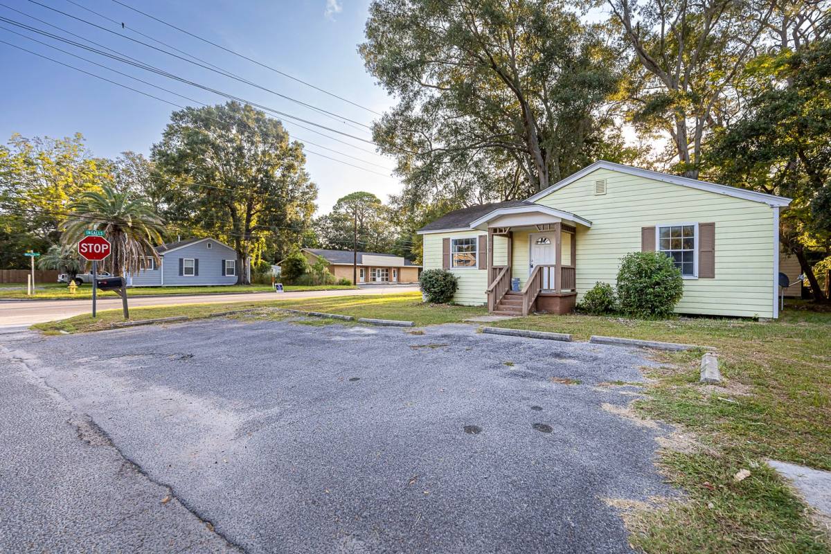 House for rent at 1810 12th St, Pascagoula, MS 39567