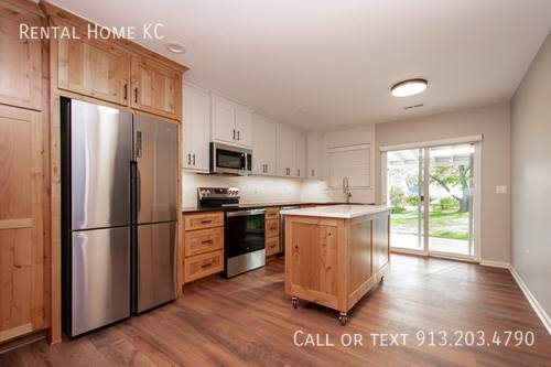 House for rent at 7620 Robinson St, Overland Park, KS 66204