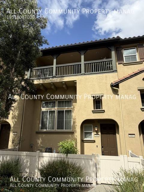 Townhouse for rent at 315 Linden Dr, Orange, CA 92865