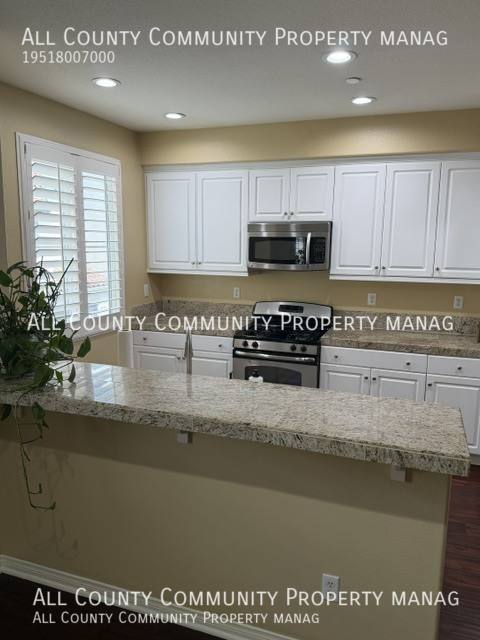 Townhouse for rent at 315 Linden Dr, Orange, CA 92865
