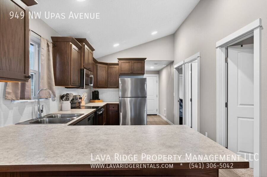 House for rent at 949 NW Underpass Ave, Redmond, OR 97756