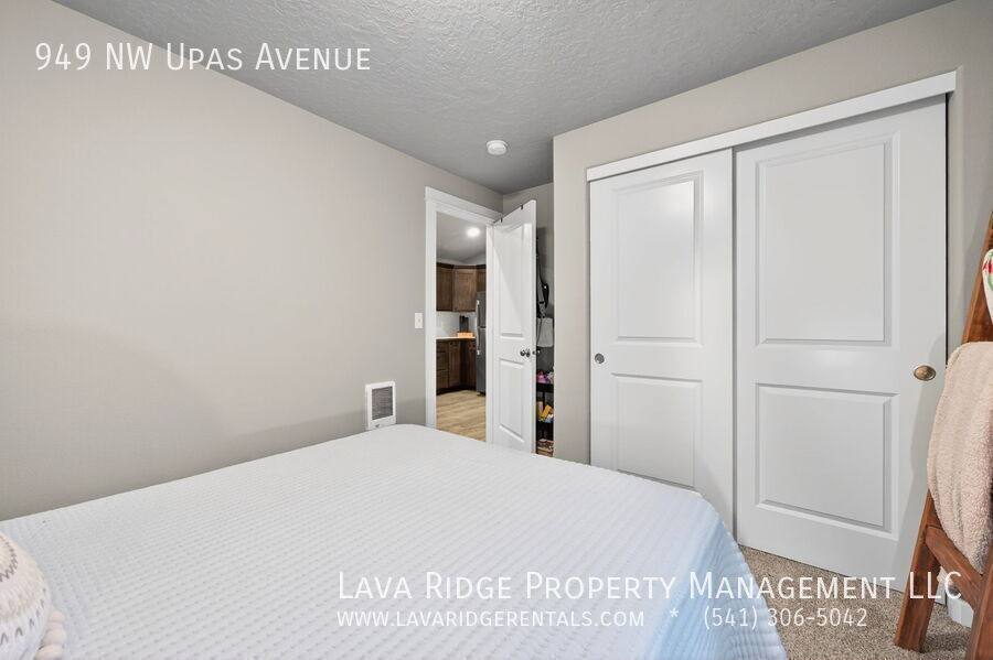 House for rent at 949 NW Underpass Ave, Redmond, OR 97756