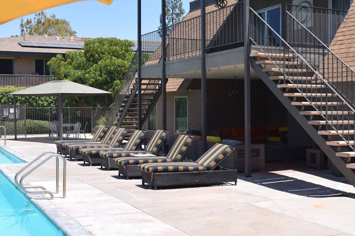 Apartment for rent at 15742 Williams St, Tustin, CA 92780