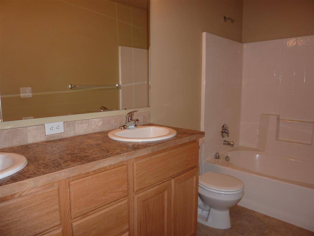 Townhouse for rent at 833 S Chicago St, Nampa, ID 83686