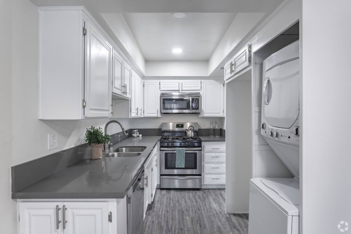 Apartment for rent at 5505 Zelzah Ave, Encino, CA 91316