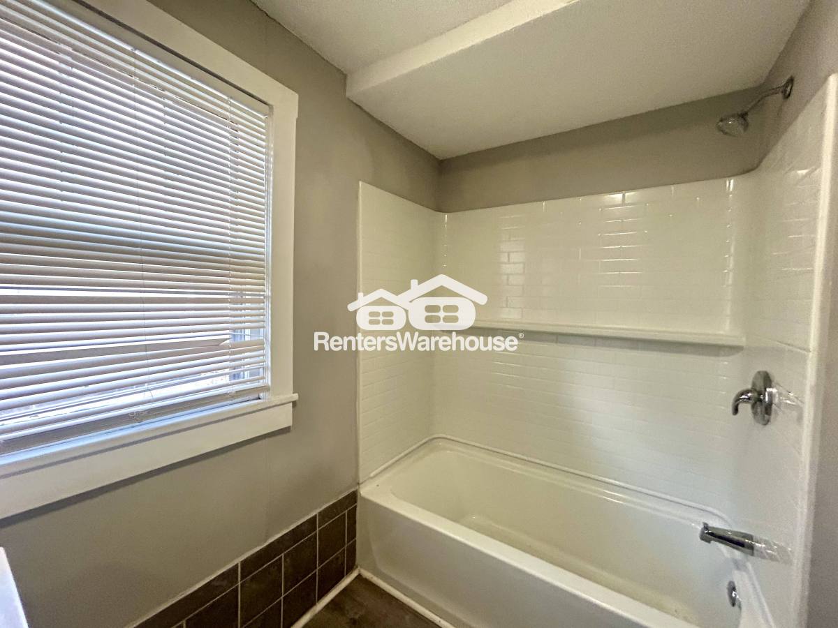 House for rent at 2846 Myrtle Ave, Kansas City, MO 64128
