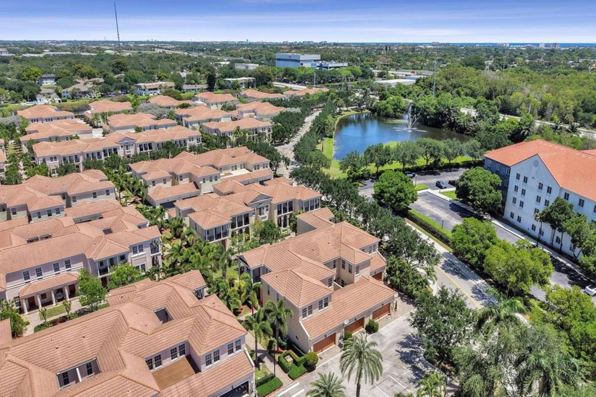 Townhouse for rent at 823 NW 82 Lane, Boca Raton, FL 33487