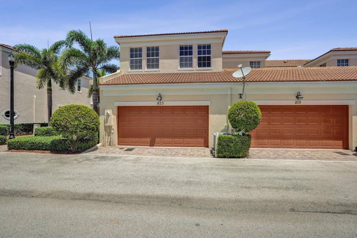 Townhouse for rent at 823 NW 82 Lane, Boca Raton, FL 33487