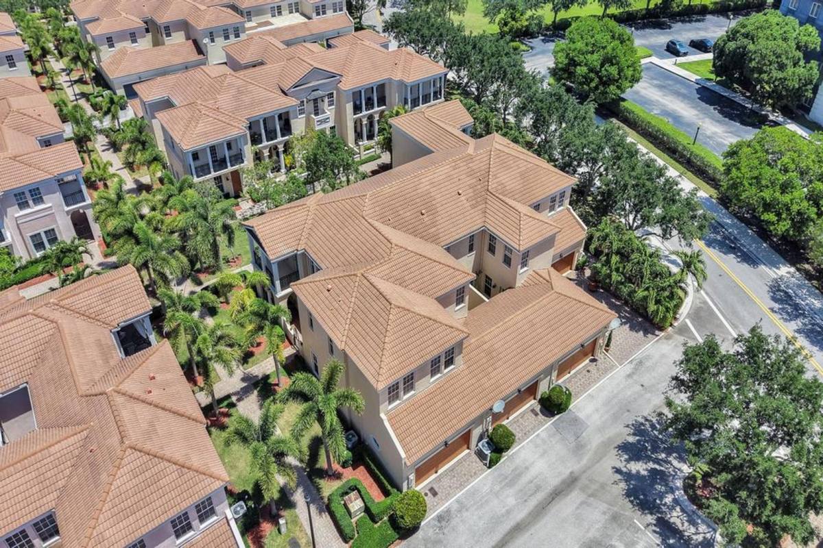 Townhouse for rent at 823 NW 82 Lane, Boca Raton, FL 33487