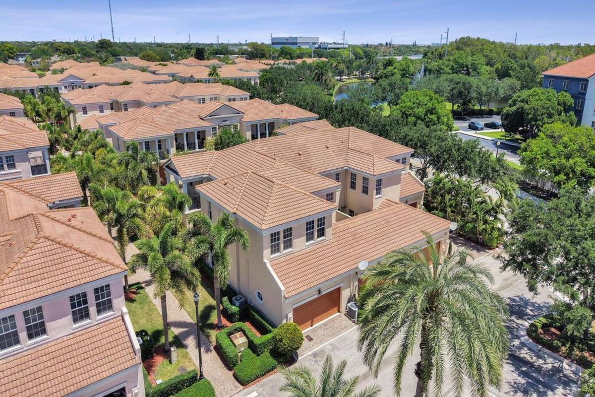 Townhouse for rent at 823 NW 82 Lane, Boca Raton, FL 33487