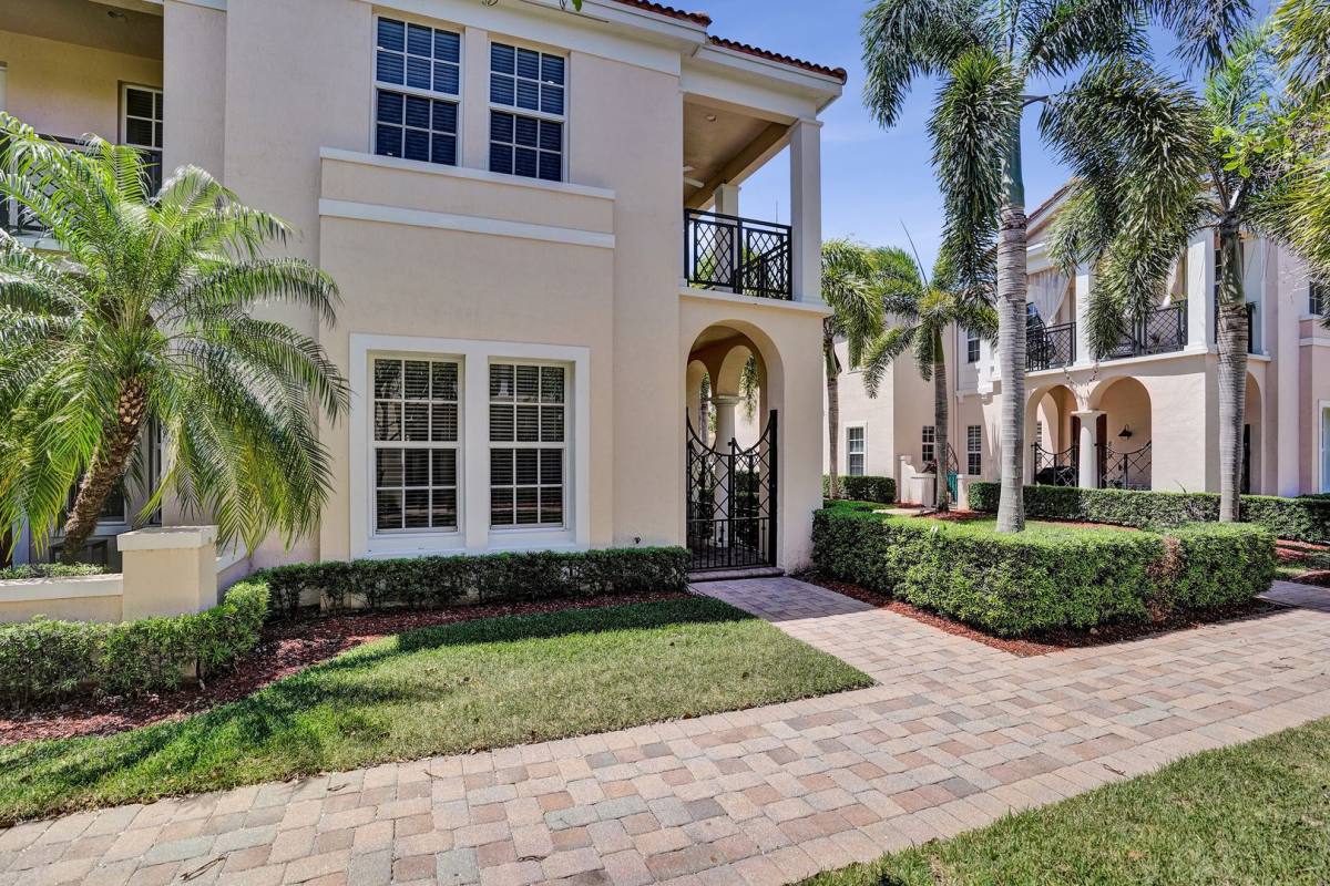 Townhouse for rent at 823 NW 82 Lane, Boca Raton, FL 33487