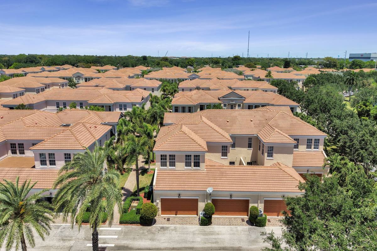 Townhouse for rent at 823 NW 82 Lane, Boca Raton, FL 33487