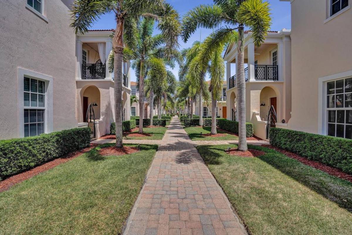 Townhouse for rent at 823 NW 82 Lane, Boca Raton, FL 33487