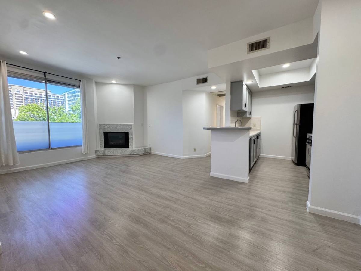 Apartment for rent at 8915 Burton Way, Los Angeles, CA 90048