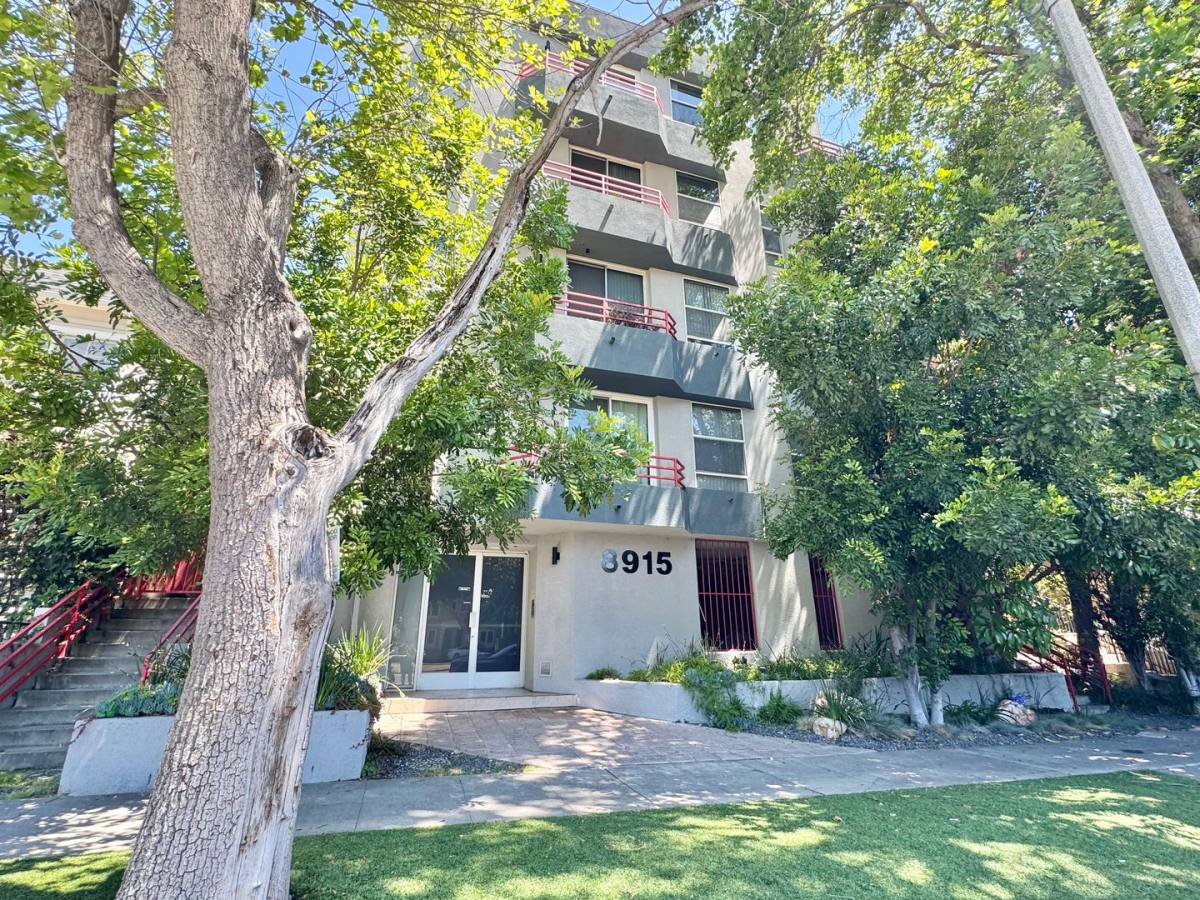 Apartment for rent at 8915 Burton Way, Los Angeles, CA 90048