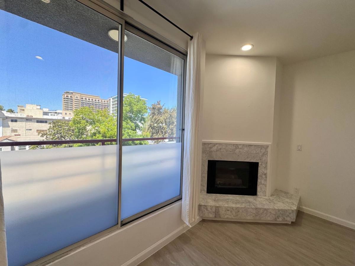 Apartment for rent at 8915 Burton Way, Los Angeles, CA 90048