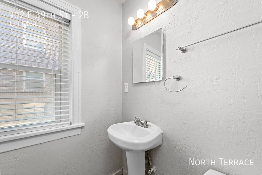 Apartment for rent at 902 E 39th St #2B, Kansas City, MO 64111