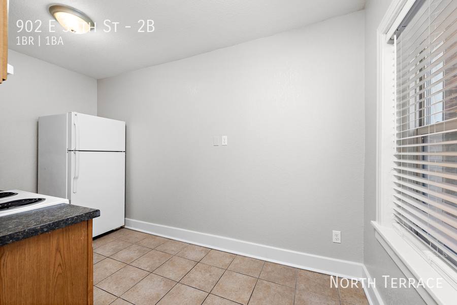 Apartment for rent at 902 E 39th St #2B, Kansas City, MO 64111