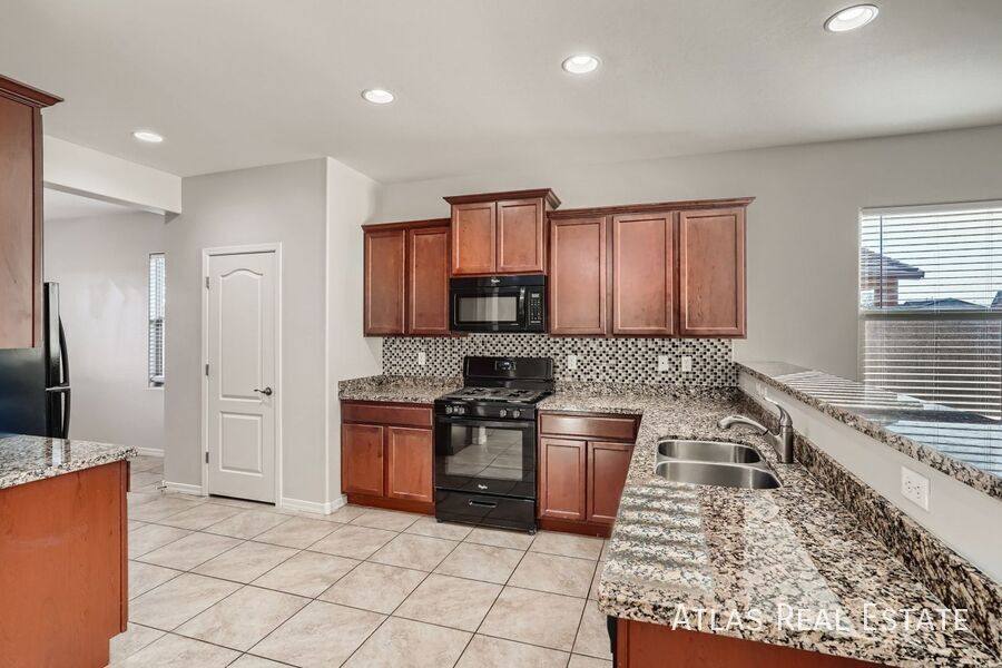 House for rent at 8253 W Razorbill Dr, Tucson, AZ 85757