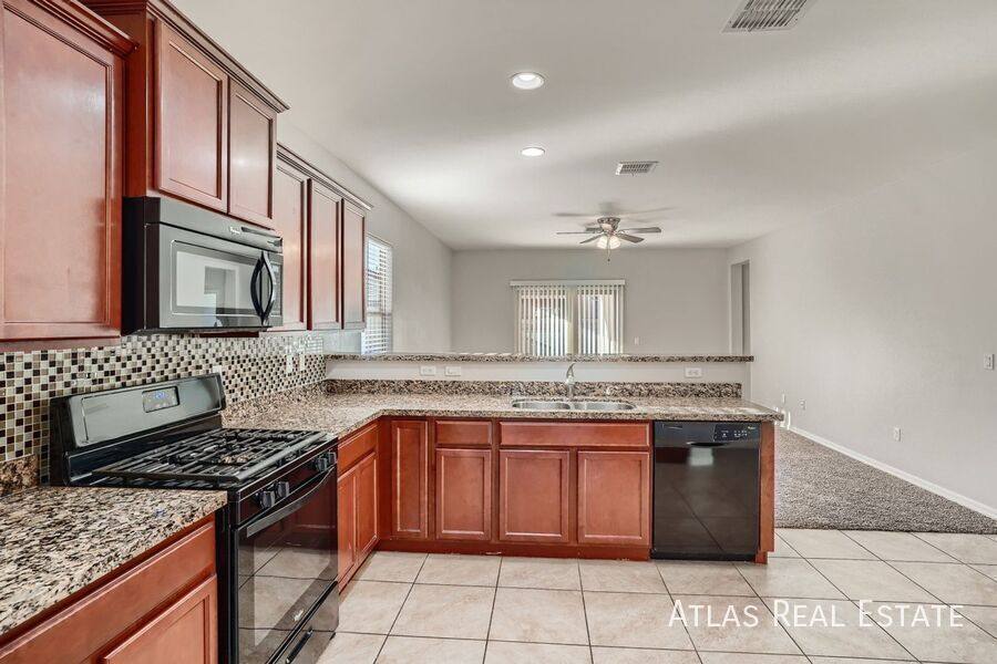House for rent at 8253 W Razorbill Dr, Tucson, AZ 85757
