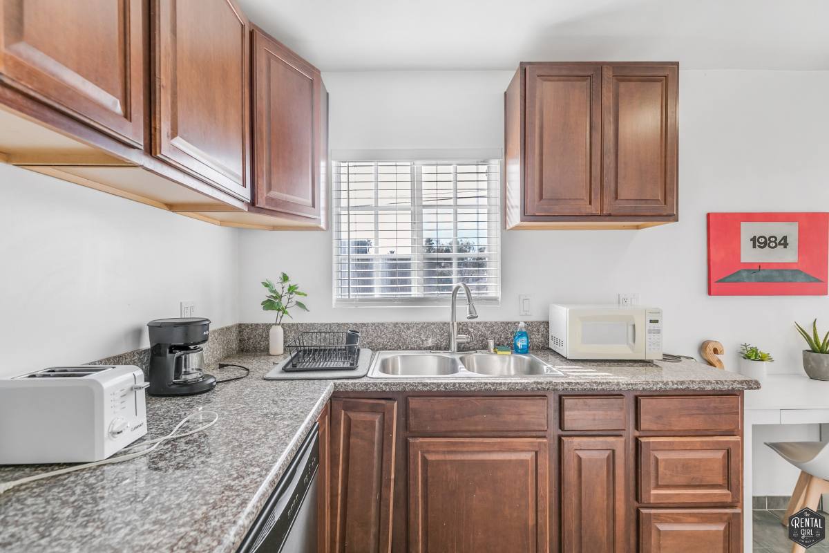 Apartment for rent at 2400 Pacific Ave #1, Venice, CA 90291