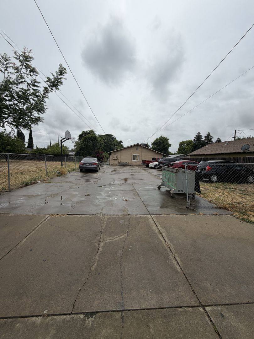 Apartment for rent at 442 N St, Merced, CA 95341