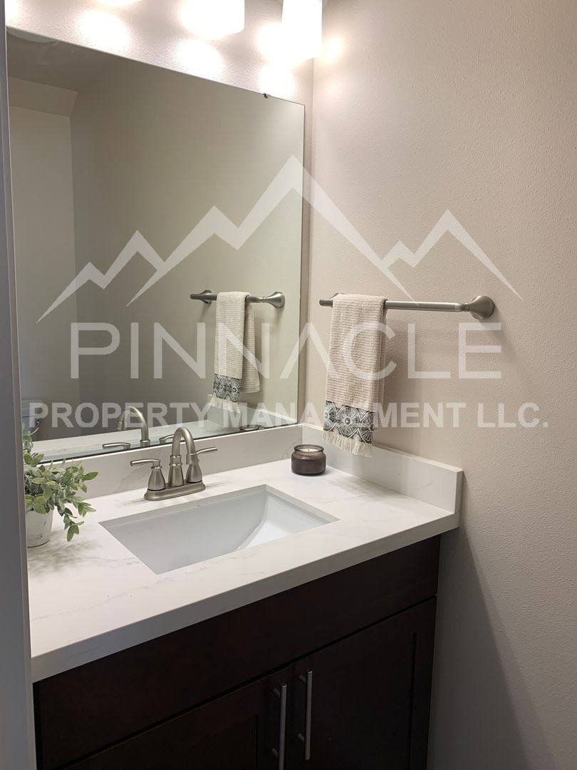 Townhouse for rent at 615 N 1st St, Selah, WA 98942