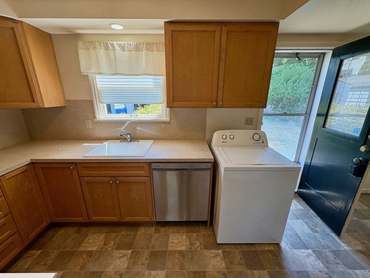 House for rent at 3038 W Viewmont Way, Seattle, WA 98199