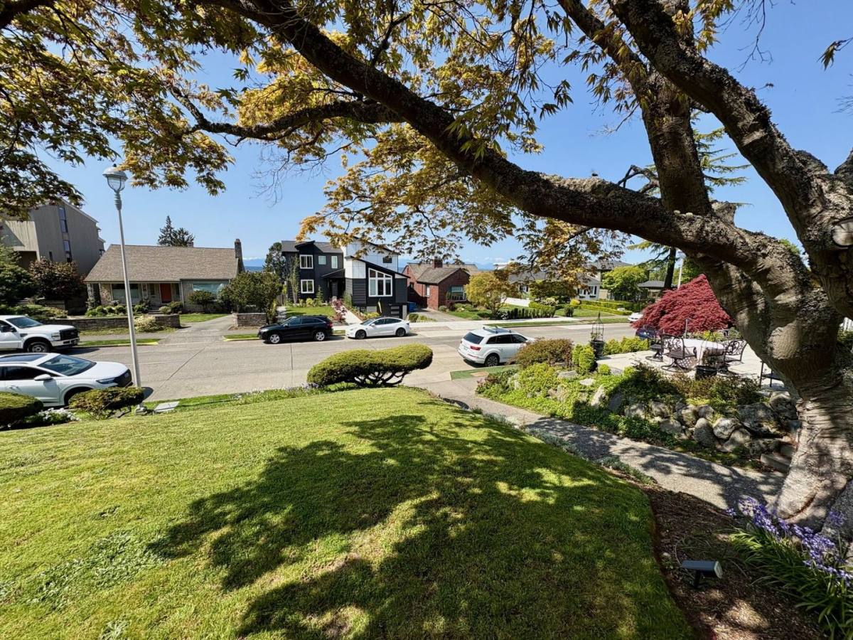 House for rent at 3038 W Viewmont Way, Seattle, WA 98199