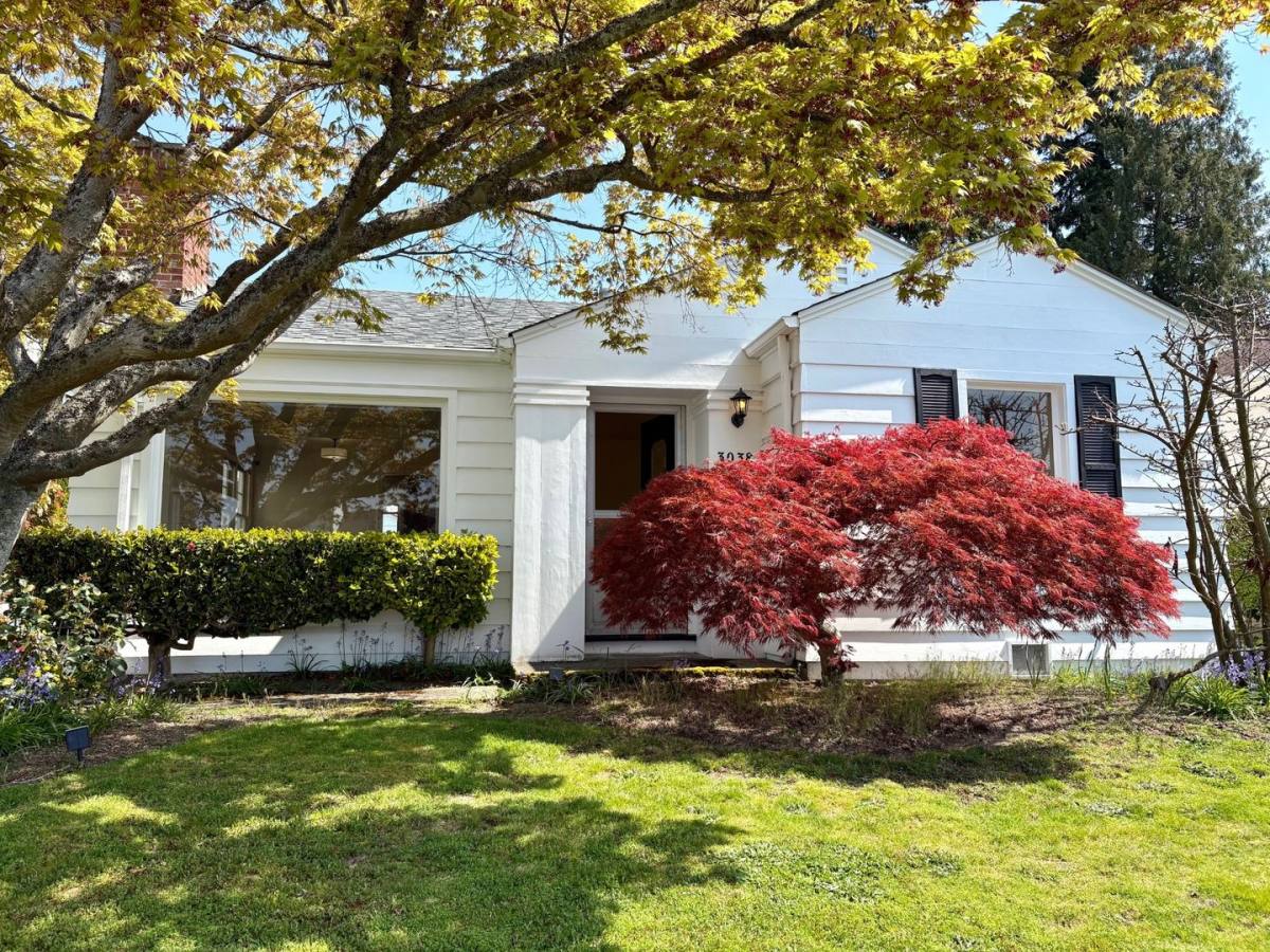 House for rent at 3038 W Viewmont Way, Seattle, WA 98199