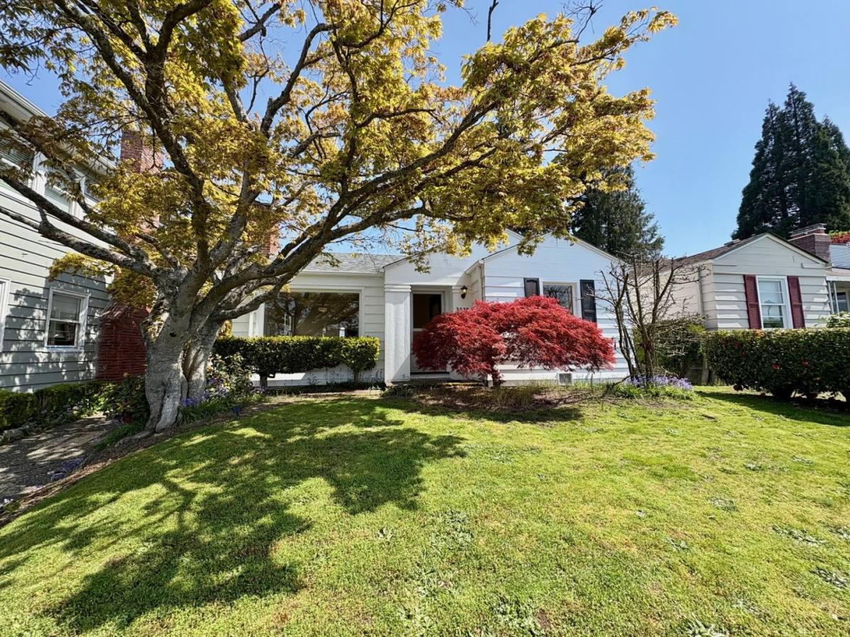 House for rent at 3038 W Viewmont Way, Seattle, WA 98199