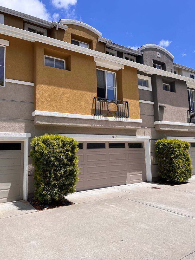 Townhouse for rent at 4667 Central Plaza, San Diego, CA 92123
