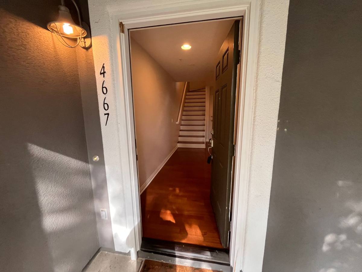 Townhouse for rent at 4667 Central Plaza, San Diego, CA 92123