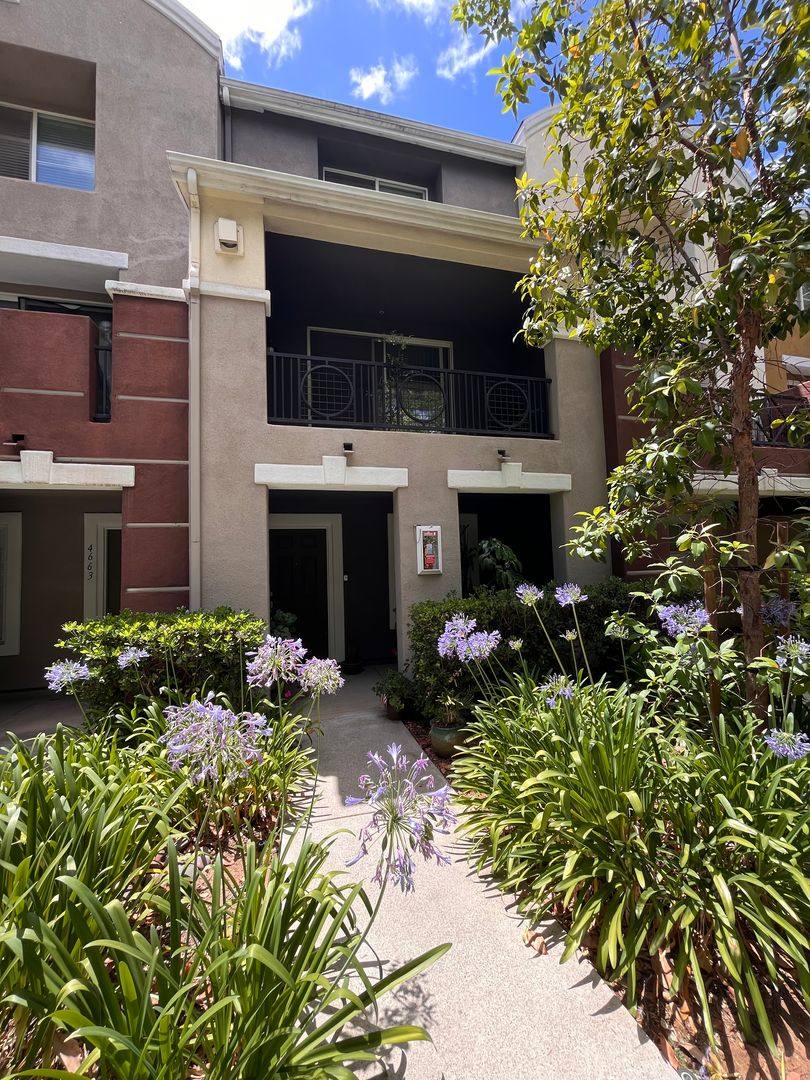 Townhouse for rent at 4667 Central Plaza, San Diego, CA 92123