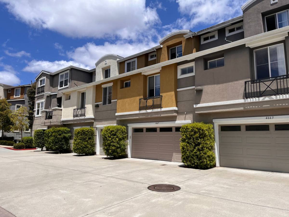 Townhouse for rent at 4667 Central Plaza, San Diego, CA 92123