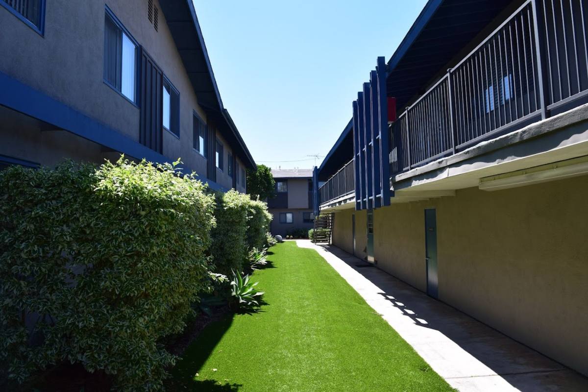 Townhouse for rent at 533 W Wilson St, Costa Mesa, CA 92627