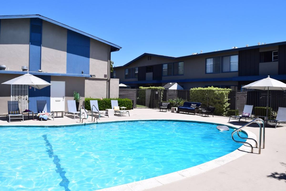Townhouse for rent at 533 W Wilson St, Costa Mesa, CA 92627