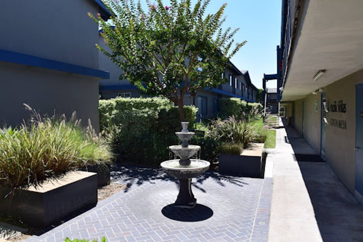 Townhouse for rent at 533 W Wilson St, Costa Mesa, CA 92627