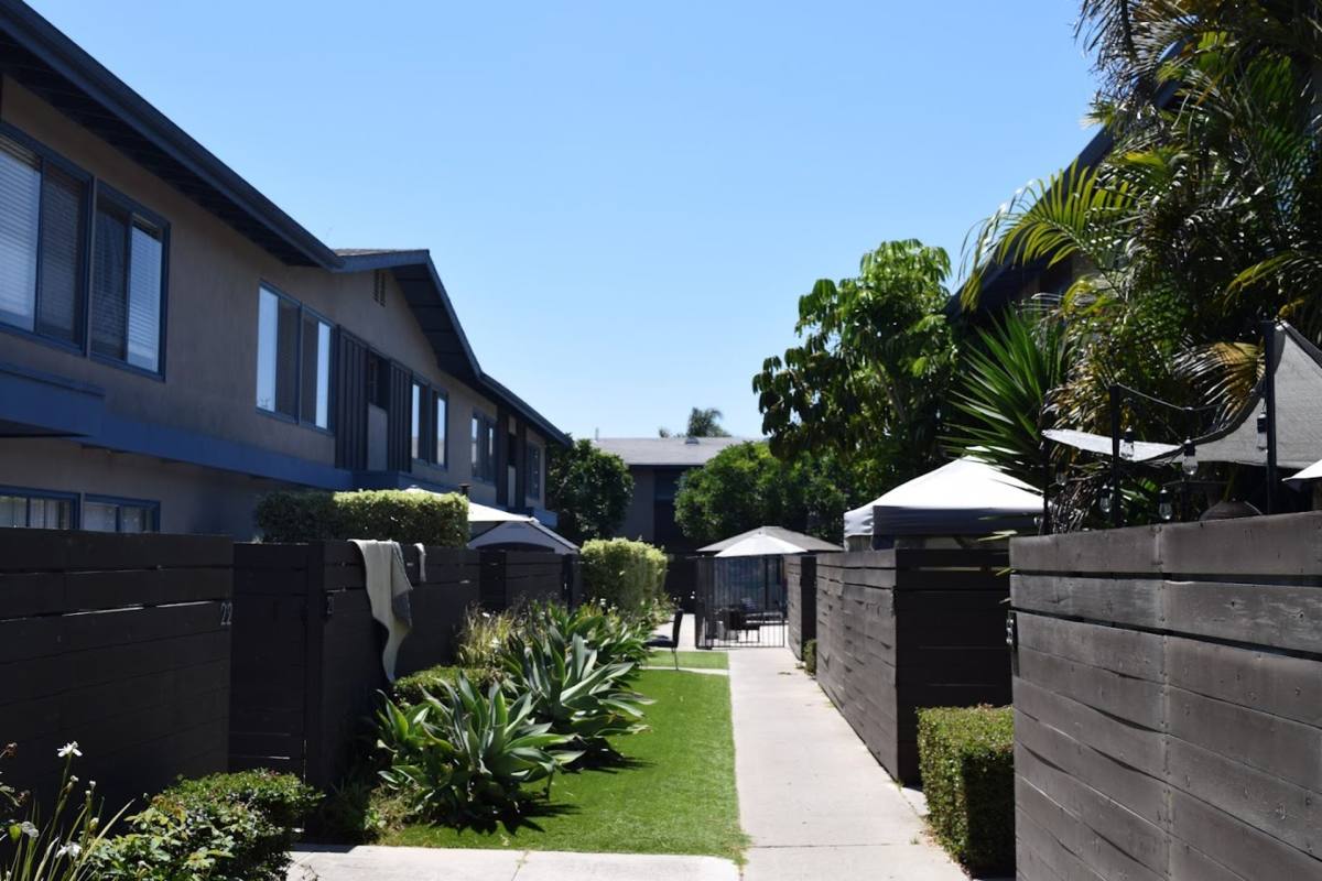 Townhouse for rent at 533 W Wilson St, Costa Mesa, CA 92627