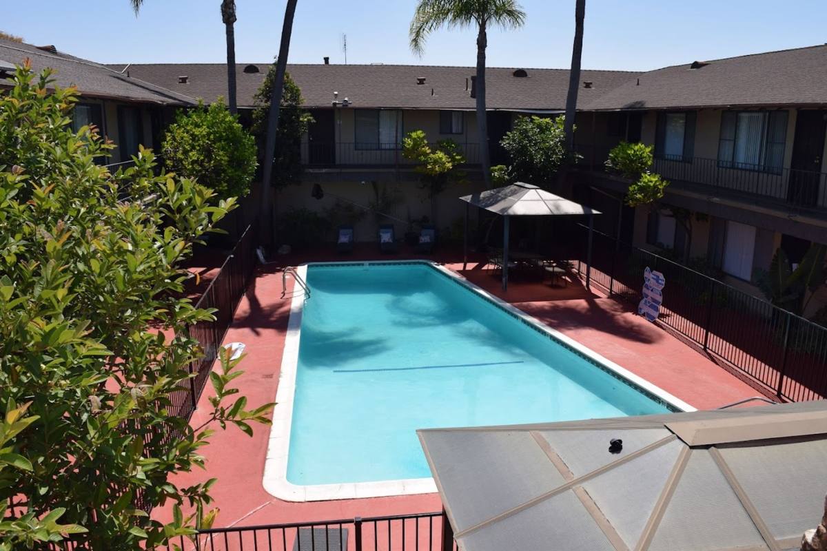 Apartment for rent at 13020 Kornblum, Hawthorne, CA 90250