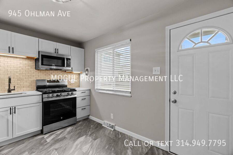 Apartment for rent at 945 Ohlman Ave, Saint Louis, MO 63122
