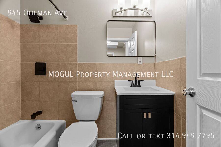 Apartment for rent at 945 Ohlman Ave, Saint Louis, MO 63122