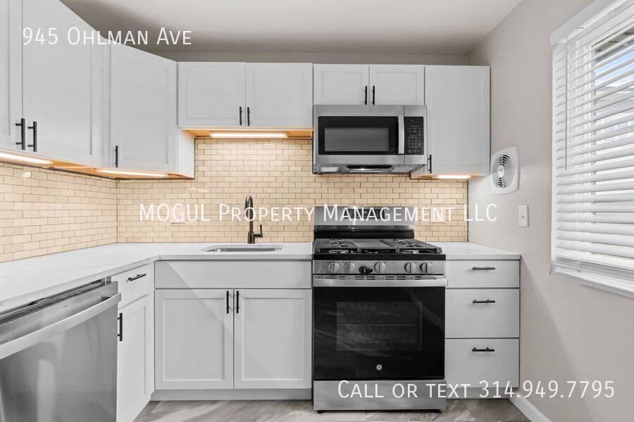 Apartment for rent at 945 Ohlman Ave, Saint Louis, MO 63122