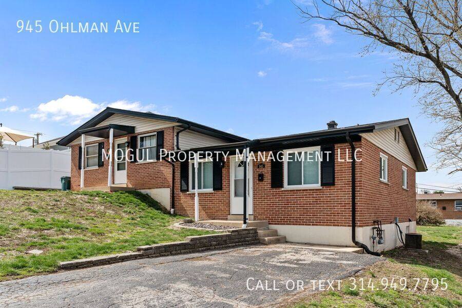 Apartment for rent at 945 Ohlman Ave, Saint Louis, MO 63122