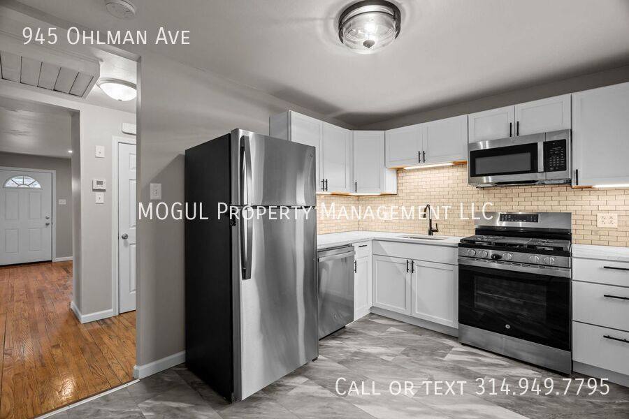 Apartment for rent at 945 Ohlman Ave, Saint Louis, MO 63122