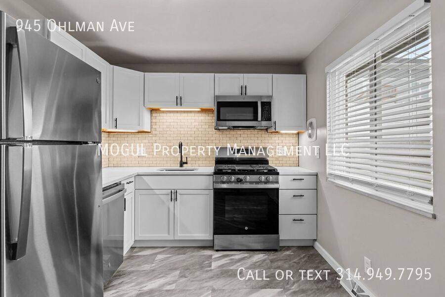 Apartment for rent at 945 Ohlman Ave, Saint Louis, MO 63122